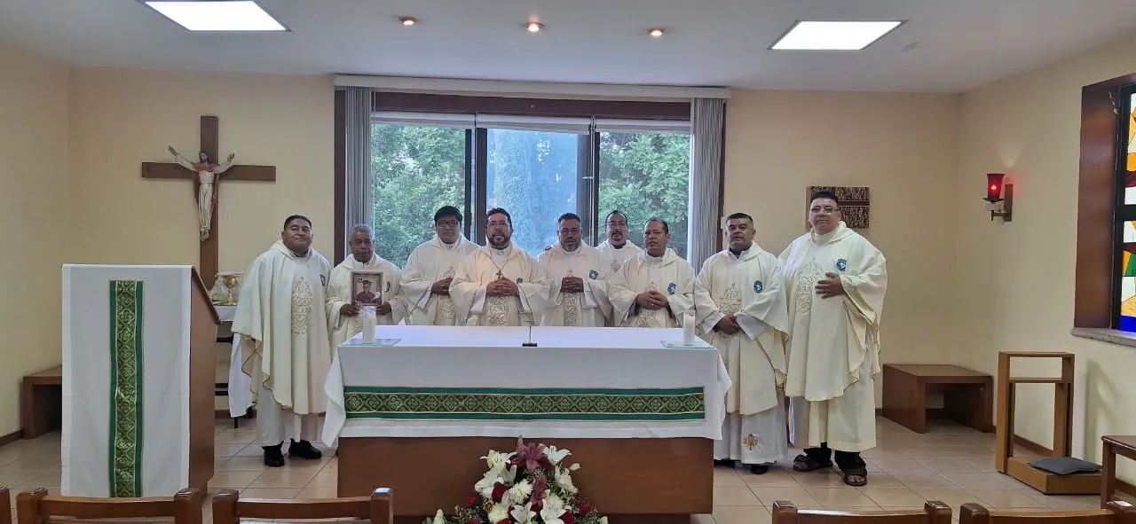 Participantes reunidos ante un altar durante una celebración