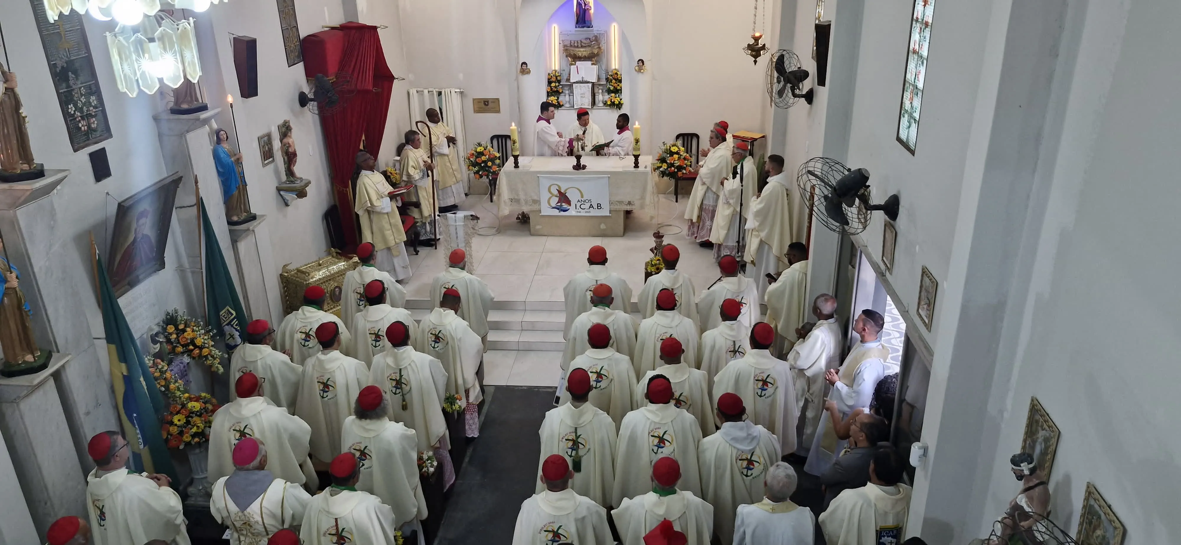 Vista panorámica de una celebración en el interior de un templo