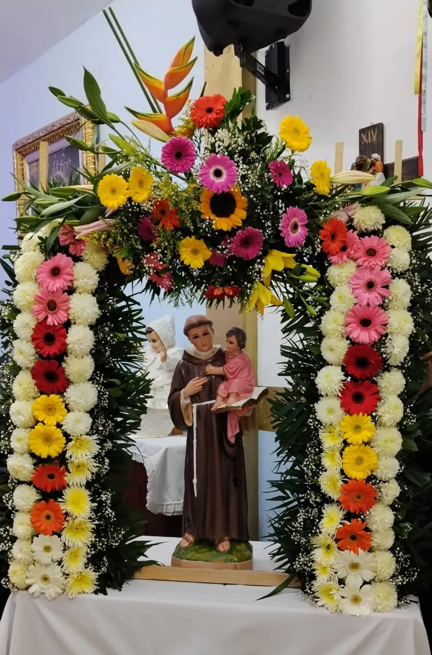 Imagen devocional con flores ante un espacio de oración